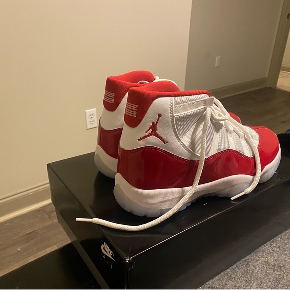 JORDAN Cherry 11
